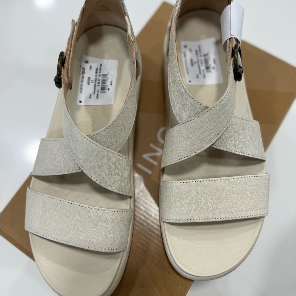 Vionic Women's Cream Cross-Strap Sandal